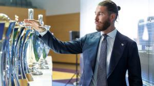 El fichaje de Sergio Ramos por el PSG se hará oficial hoy. En la foto, Sergio Ramos mira las Copas de Europa que ha ganado. 