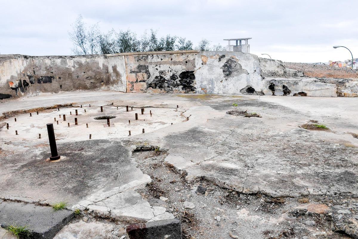 Anclajes de los obuses instalados en el castillo durante la Guerra de Cuba.