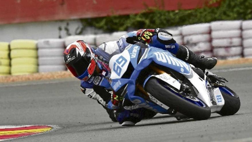 Javier Orellana, al frente de la carrera de Superstock 600.