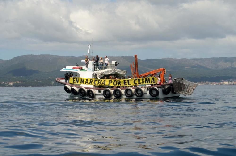 A Illa despide a toda vela al Rainbow Warrior de Greenpeace