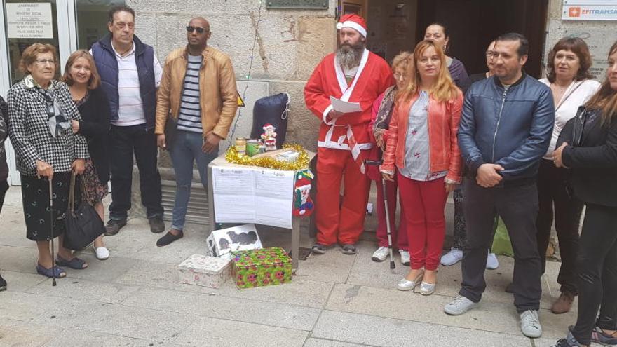 La Favec denuncia la falta de ayudas sociales con un &quot;pobre&quot; encendido navideño