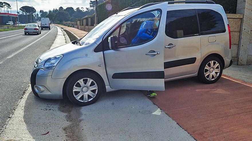 Un vecino de San Miguel (Vilanova) sobre la senda cicilista.   | // I. ABELLA