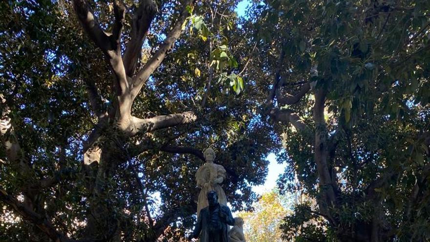 Limpian y restauran el monumento de Teodoro Llorente en Marqués del Turia