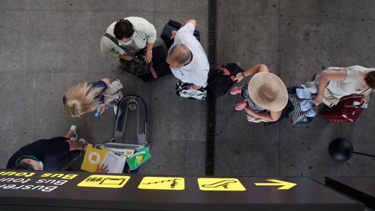 Turistas en el aeropuerto de Málaga