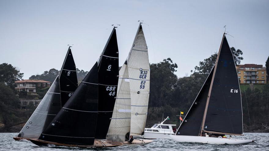 La flota de 6M, navegando en Sanxenxo en la última prueba de la Copa de España del pasado año // María Muiña