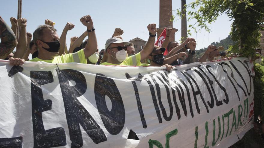 Els treballadors de Montajes Rus es manifesten a la reunió del Fòrum de la Mineria