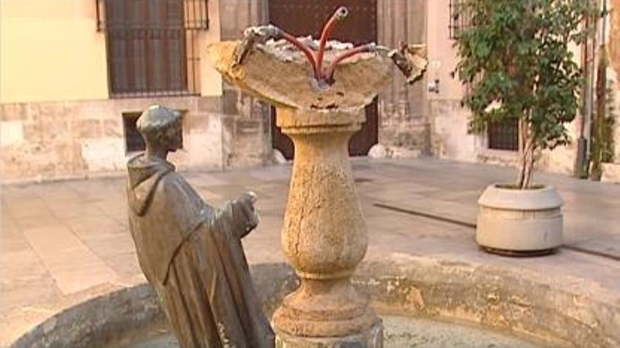 La escultura manca y el depósito arrancado, antes de la intervención de la policía.