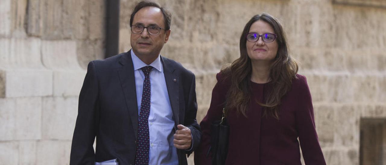 La vicepresidenta, Mónica Oltra, y el conseller Vicent Soler, en la presentación de los presupuestos de 2018. Foto: Fernando Bustamante.