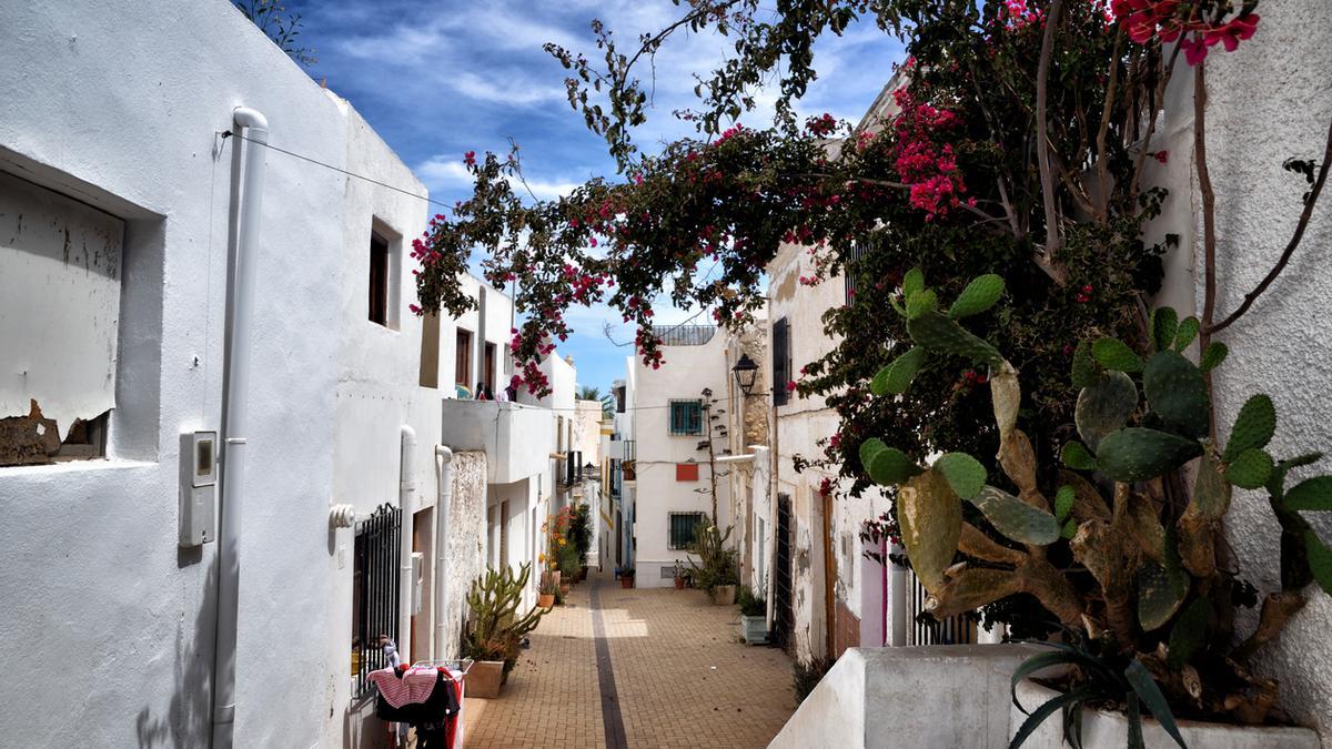 La joya blanca de Andalucía: este es el pueblo que atrapa a todos los turistas