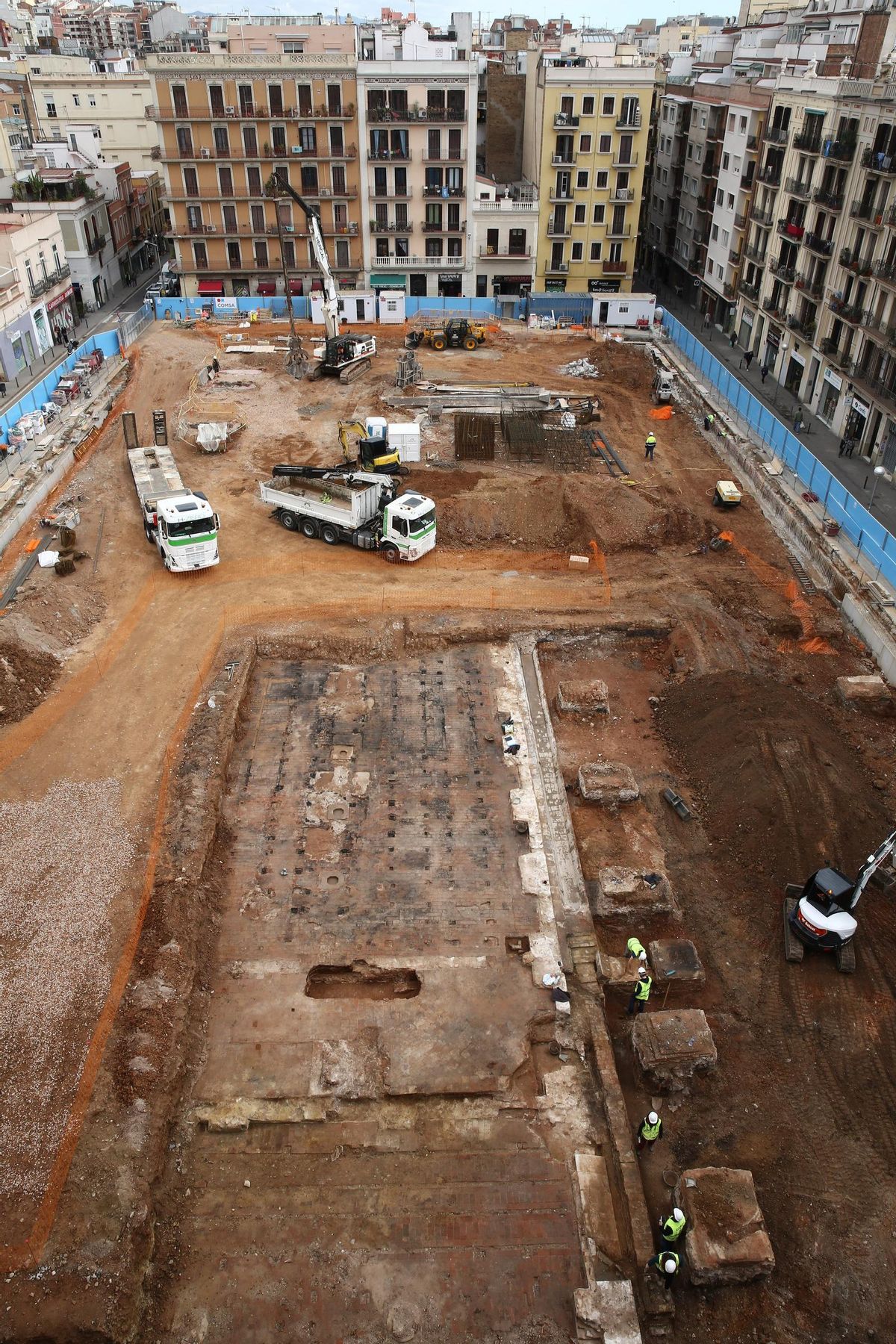 La excavación en el Mercat de lAbaceria deja al descubierto los primeros restos de la fábrica Puigmartí. Está previsto que la excavación arqueológica finalice a principios de abril