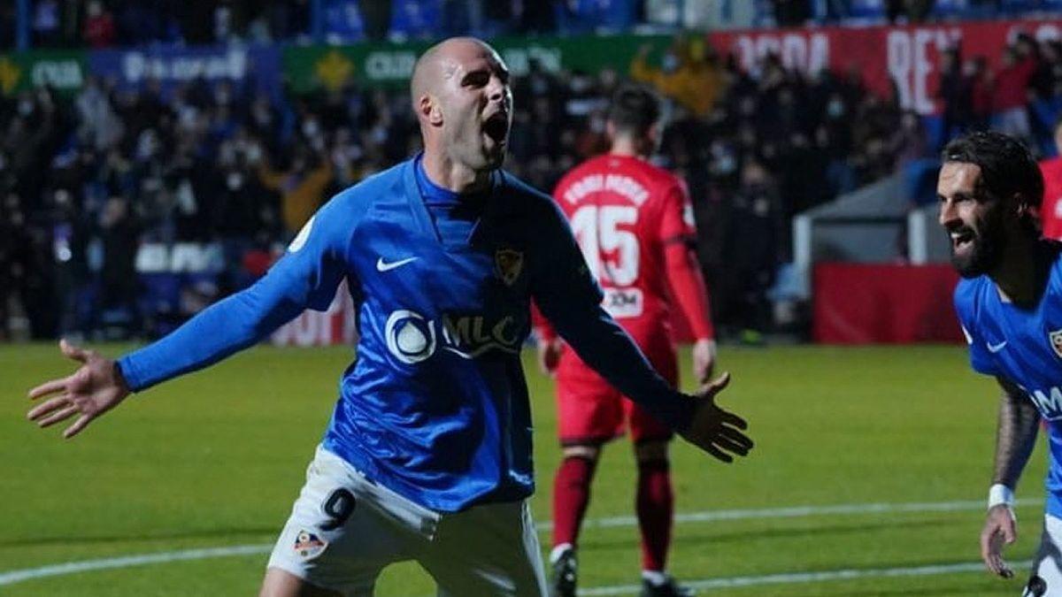 Jon Etxaniz celebra un gol con el Linares en su última temporada allí.