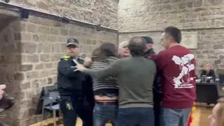 Cargas y una detención en el pleno de Santpedor: la entrada de un concejal de Aliança Catalana provoca una movilización de rechazo tensa