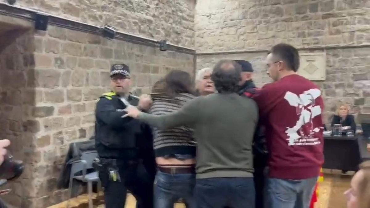 Un detenido por las protestas antes del pleno de Santpedor en la toma de posesión de Jordi Soteras