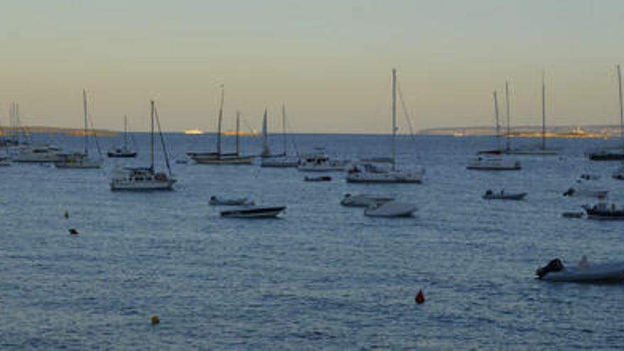 Decenas de barcos fondeados en la playa de ses Salines de Ibiza, en una imagen de archivo.