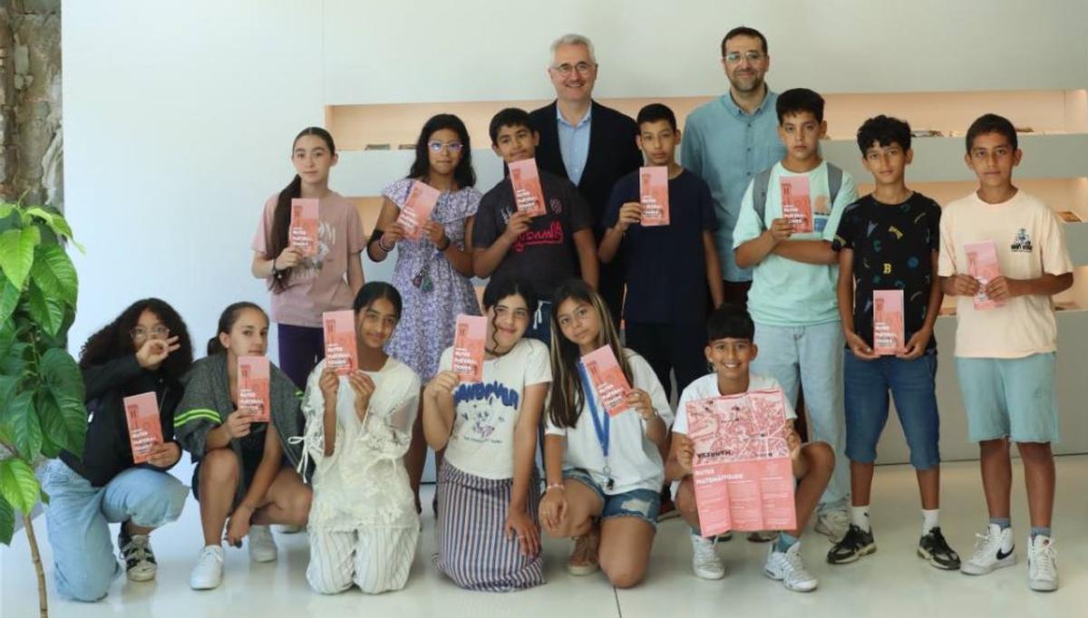 Alumnes de 6è de l'Escola Sant Ignasi amb el regidor de Turisme, Joan Vila Marta, i el gerent de la Manresana d’Actius Turístics, Museus i Fires, Jordi Serra Morales