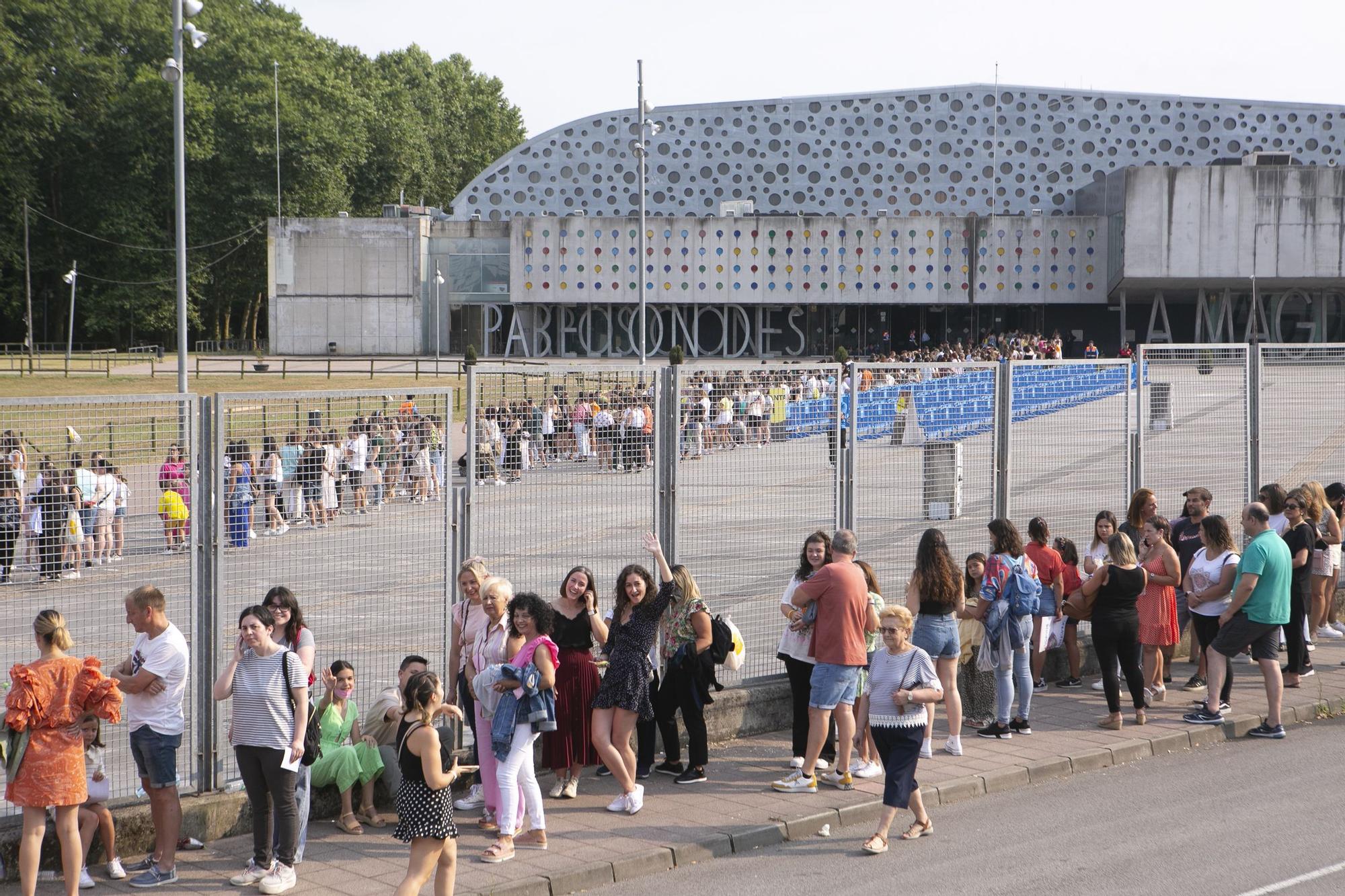 ENIMÁGENES: A punto de comenzar el concierto de Sebastián Yatra, en Avilés, los fans abarrotan el pabellón de La Magdalena