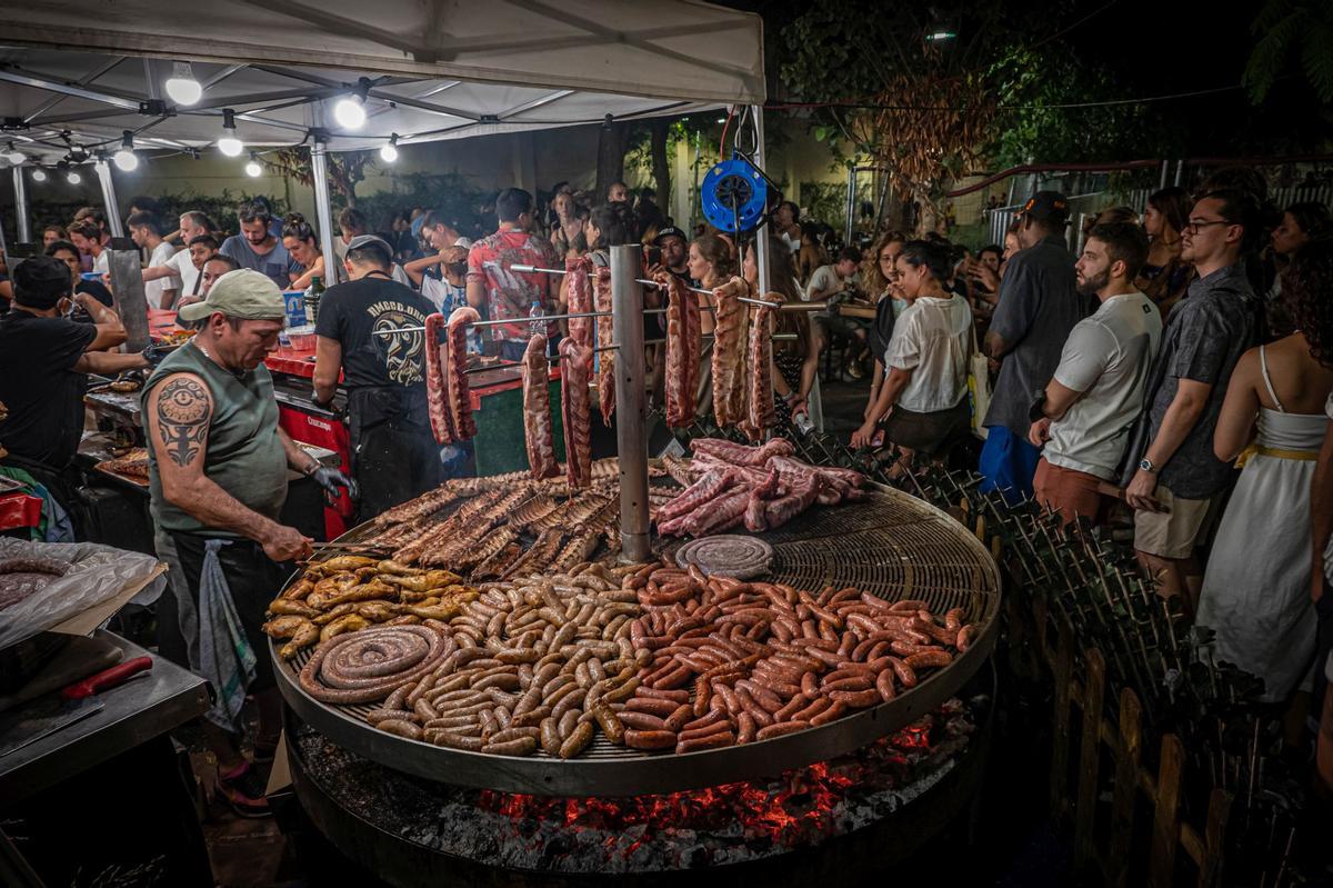 Ambiente en la primera noche de las fiestas de Gràcia.