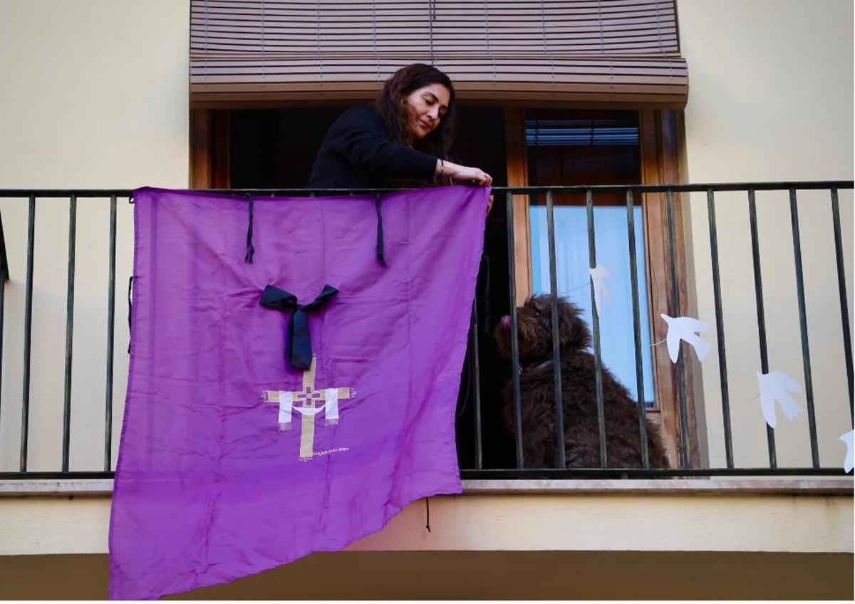 Crespones negros contra la exclusión en la Semana Santa de Sagunt