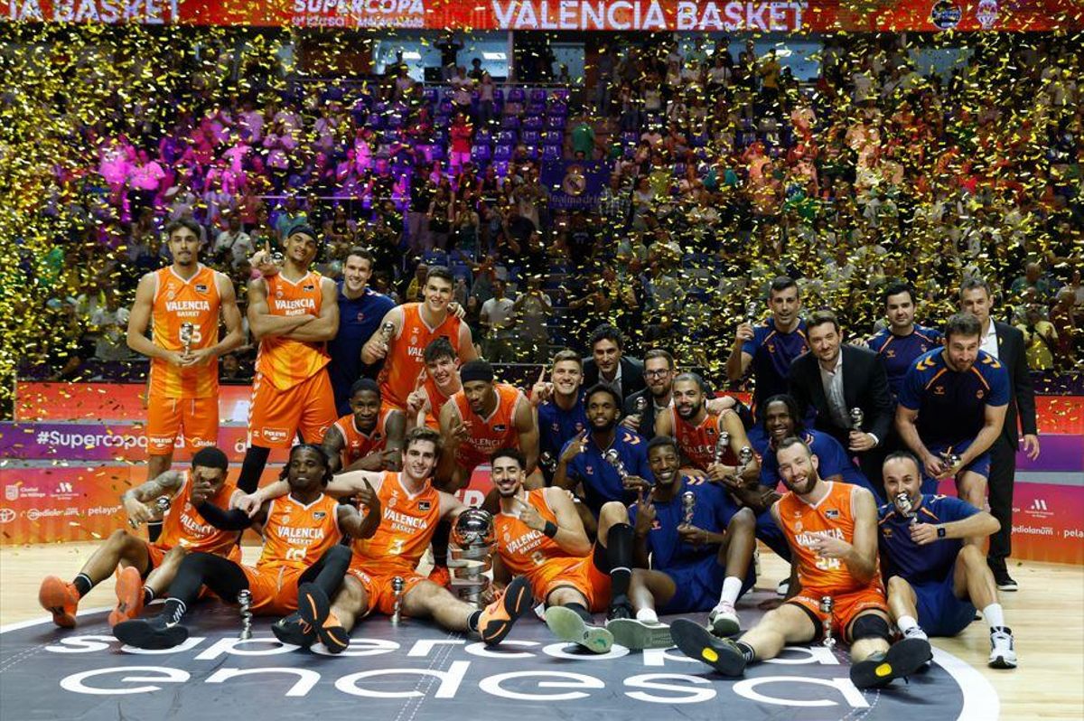 Los jugadores del Valencia Basket, en la reciente celebración de la Supercopa Endesa.
