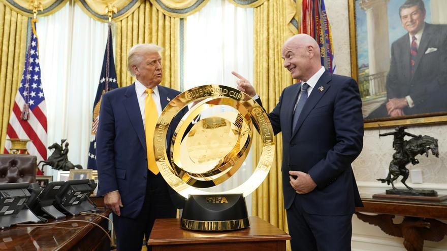 El presidente de la FIFA exhibe el nuevo trofeo del Mundial de Clubes ante Trump en la Casa Blanca