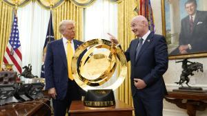 El presidente de la FIFA exhibe el nuevo trofeo del Mundial de Clubes ante Trump en la Casa Blanca