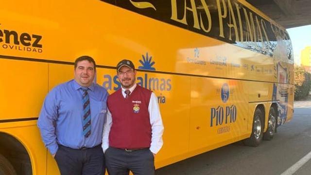 Por la izquierda, José Manuel Pazos, el conductor del Celta de Vigo, y César Robledo.  |