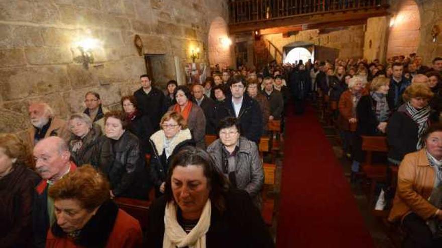 La iglesia de Adina, abarrotada en el funeral por el exalcalde.  // G. Santos