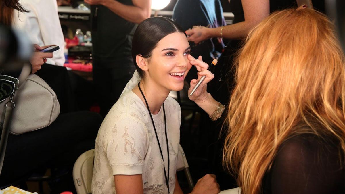 Kendall Jenner en el backstage de un desfile