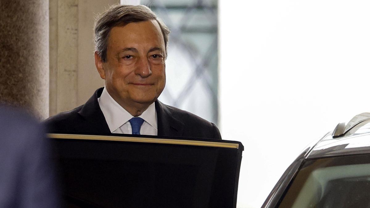 El primer ministro italiano, Mario Draghi, abandona el palacio Giustiniani tras comunicar su dimisión a la presidenta del Senado.