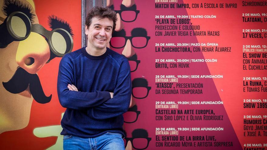 Javier Veiga, junto al cartel del Encontro Mundial do Humorismo en A Coruña. | | GERMÁN BARREIROS/R.A.
