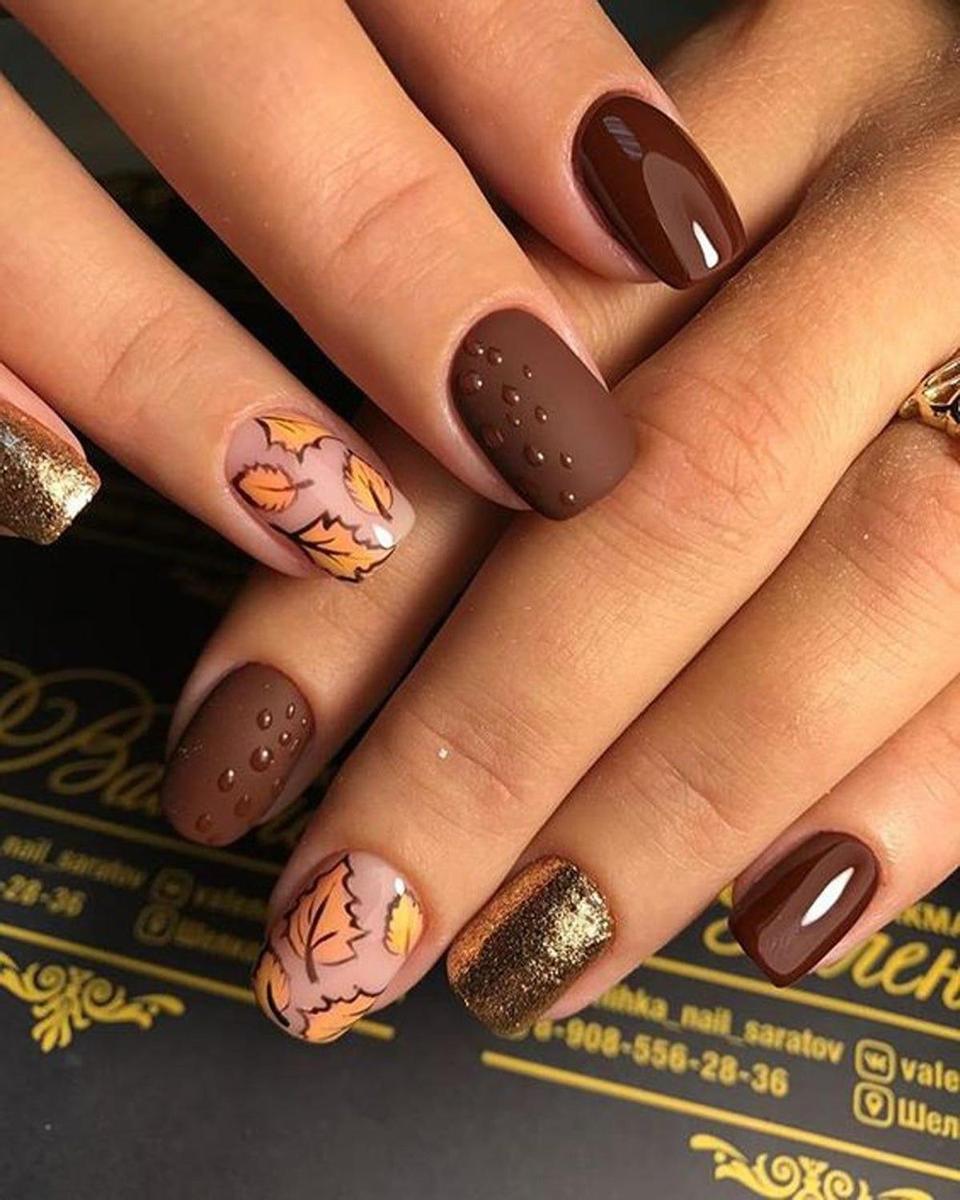 Uñas de otoño: con diseño de hojas