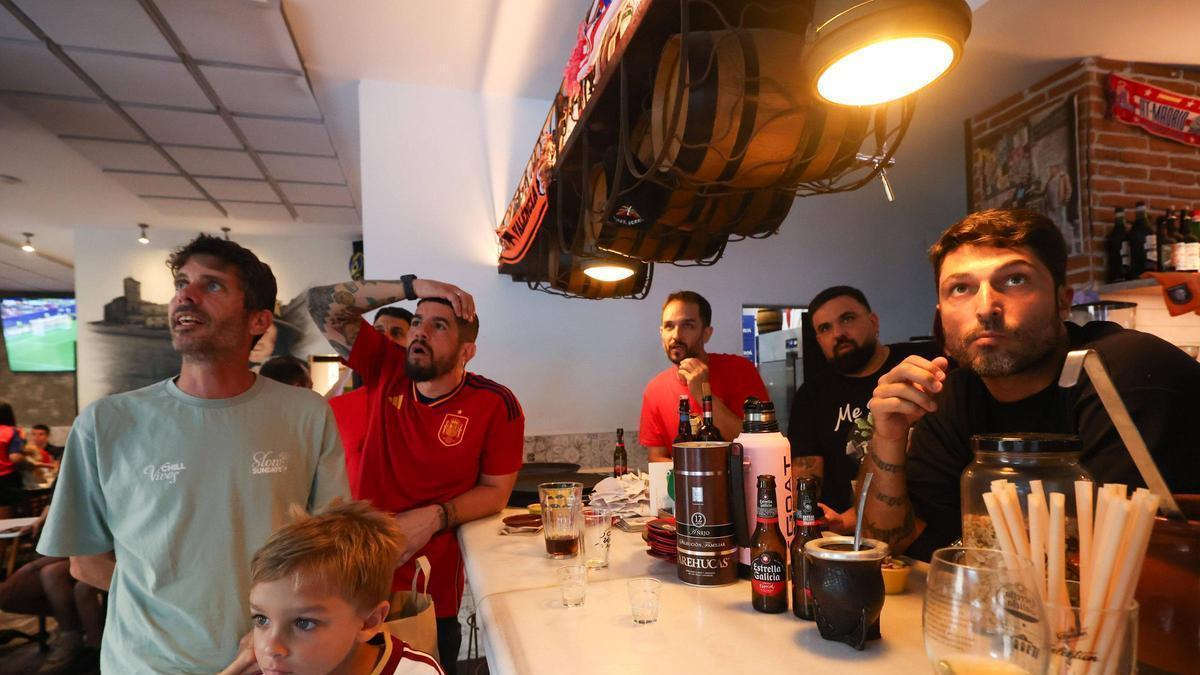 Aficionados ven el partido de España contra Cabo Verde en un bar.