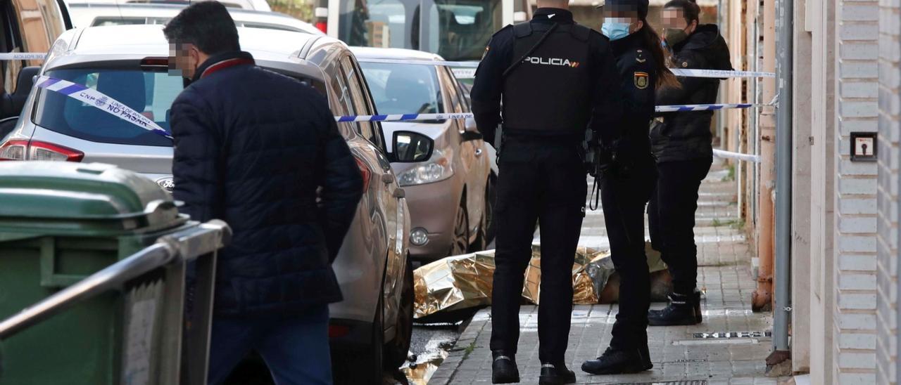 Tres agentes acordonan la zona y custodian el cuerpo de la víctima hasta la llegada de la autoridad judicial.