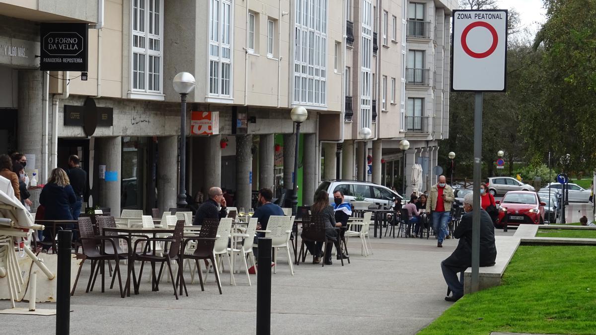 Terrazas en Arteixo, única localidad del área metropolitana coruñesa en nivel alto de restricciones.