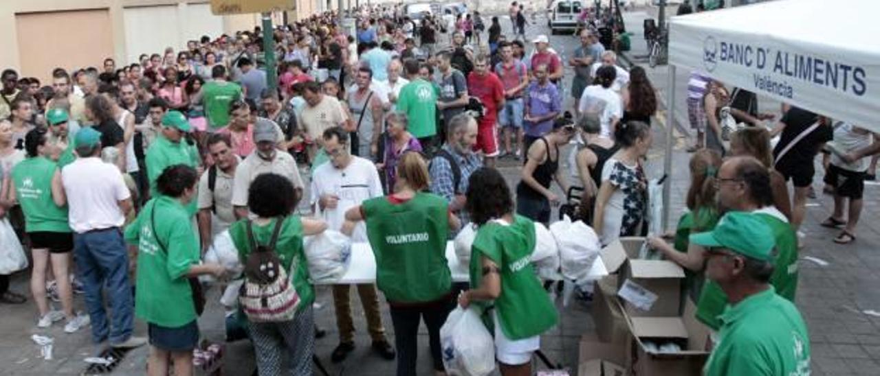 El tripartito reemplazará  los bancos de alimentos por ayudas directas a los pobres