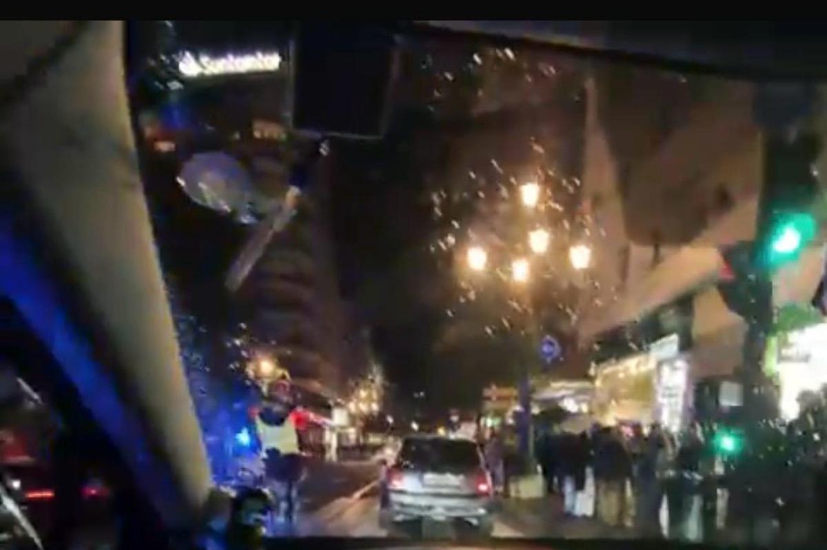 Un agente de la Policía Local en el lugar de los hechos.