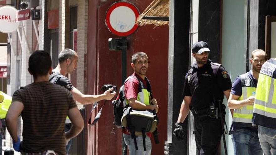 Un momento de los registros del local en la calle Fuensanta de Murcia, en mayo de 2015.