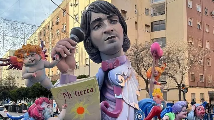 Nino Bravo en las Fallas: un beso y muchos ninots