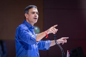 El presidente del Gobierno de España y secretario general del PSOE, Pedro Sánchez, interviene en un mitin electoral.