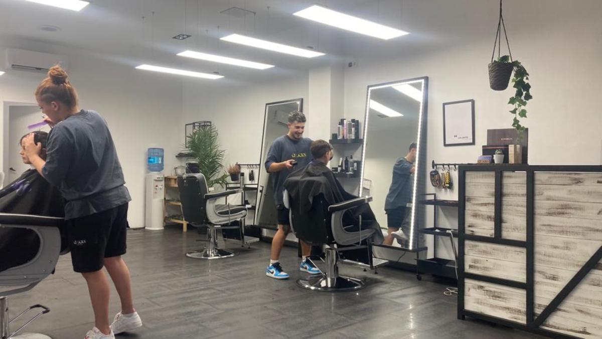 Silvia y Álvaro cortan el pelo a dos clientes