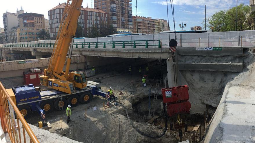 Obras de eliminación de los cimientos del puente de Tetuán antes de construir el túnel del metro bajo el Guadalmedina.