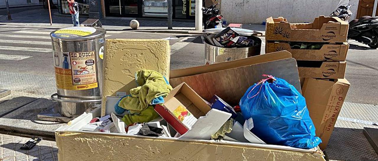 Enseres y trastos abandonados en plena calle de Alboraia