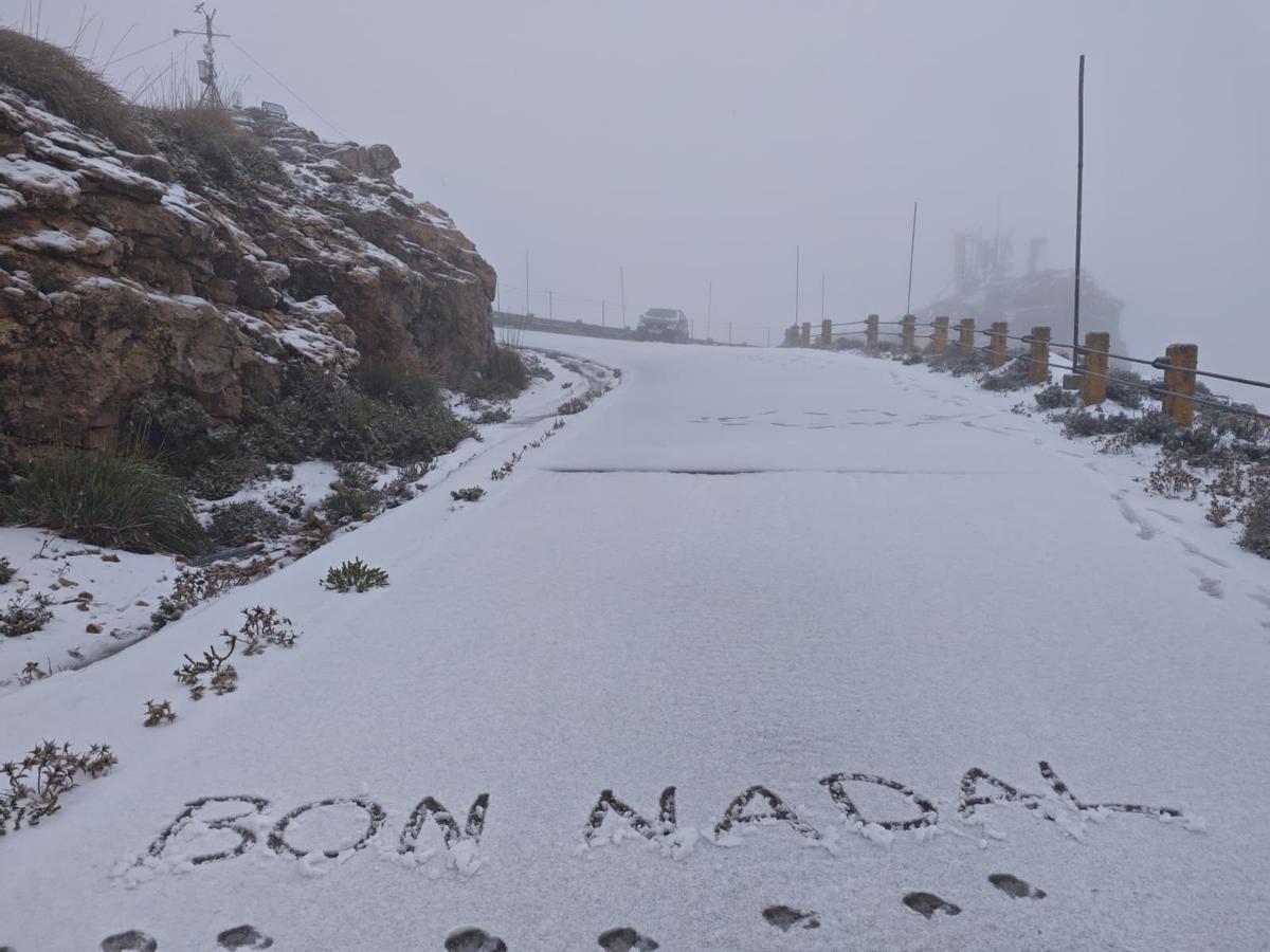 El invierno irrumpe con fuerza con intensas lluvias y las primeras nieves en el Puig Major