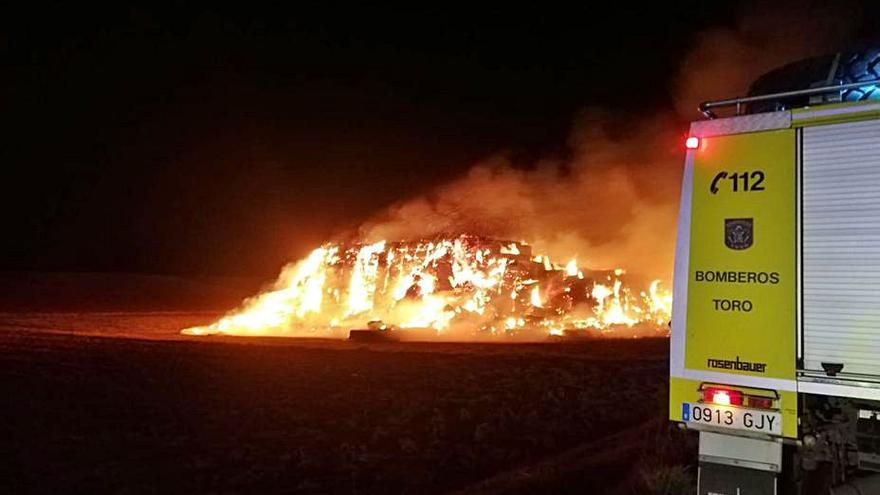 Camión de bomberos, junto al incendio. | B. T.