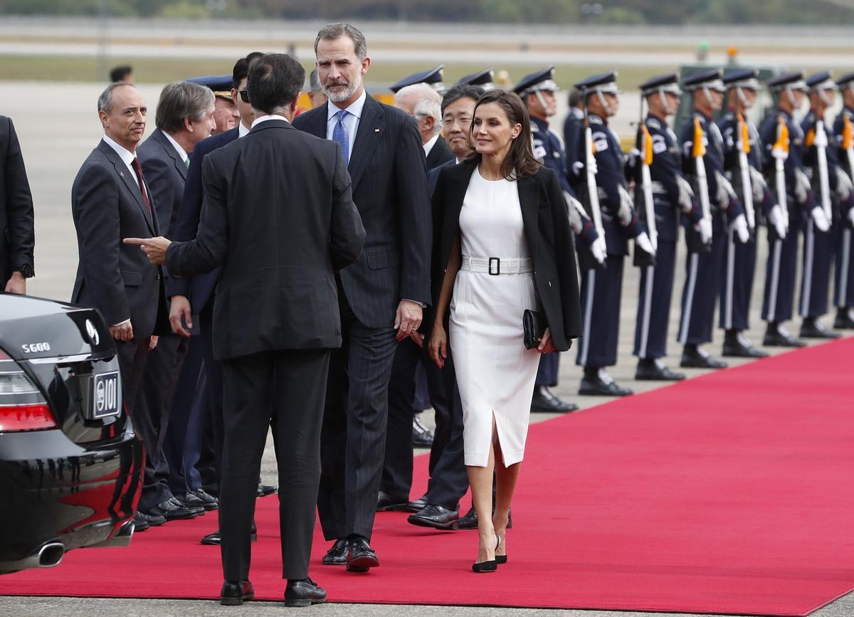 El perfecto vestido blanco de la reina Letizia