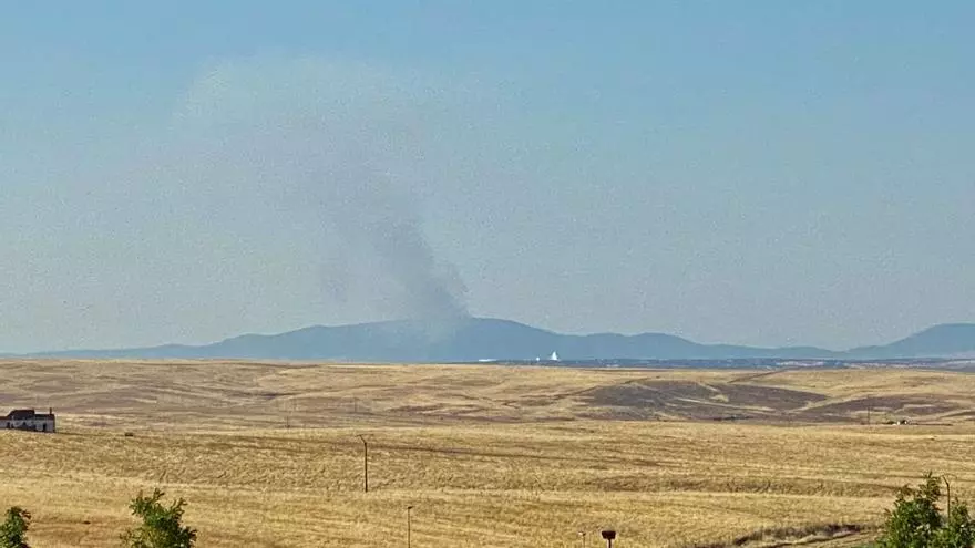 Efectivos del Infoex trabajan en la extinción de los incendios de Cañaveral y Trujillo