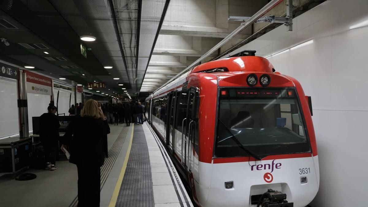 Un tren, en la nueva estación de La Felguera.