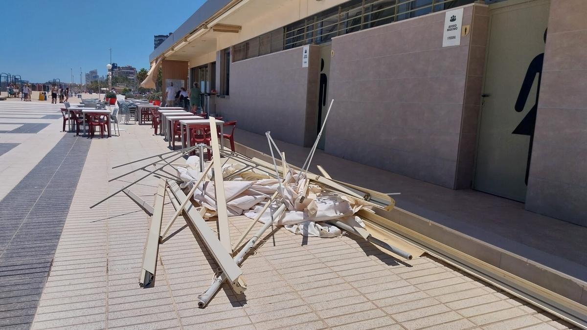 Así ha sido el tornado que sorprendió ayer a los bañistas en la playa de San Juan