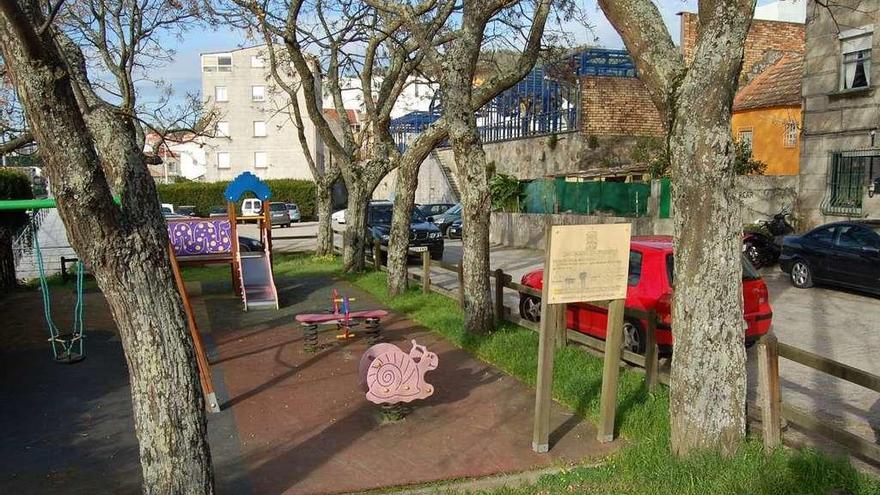 El parque infantil que se retirará para ampliar el aparcamiento junto a la alameda de Chapela. // FdV
