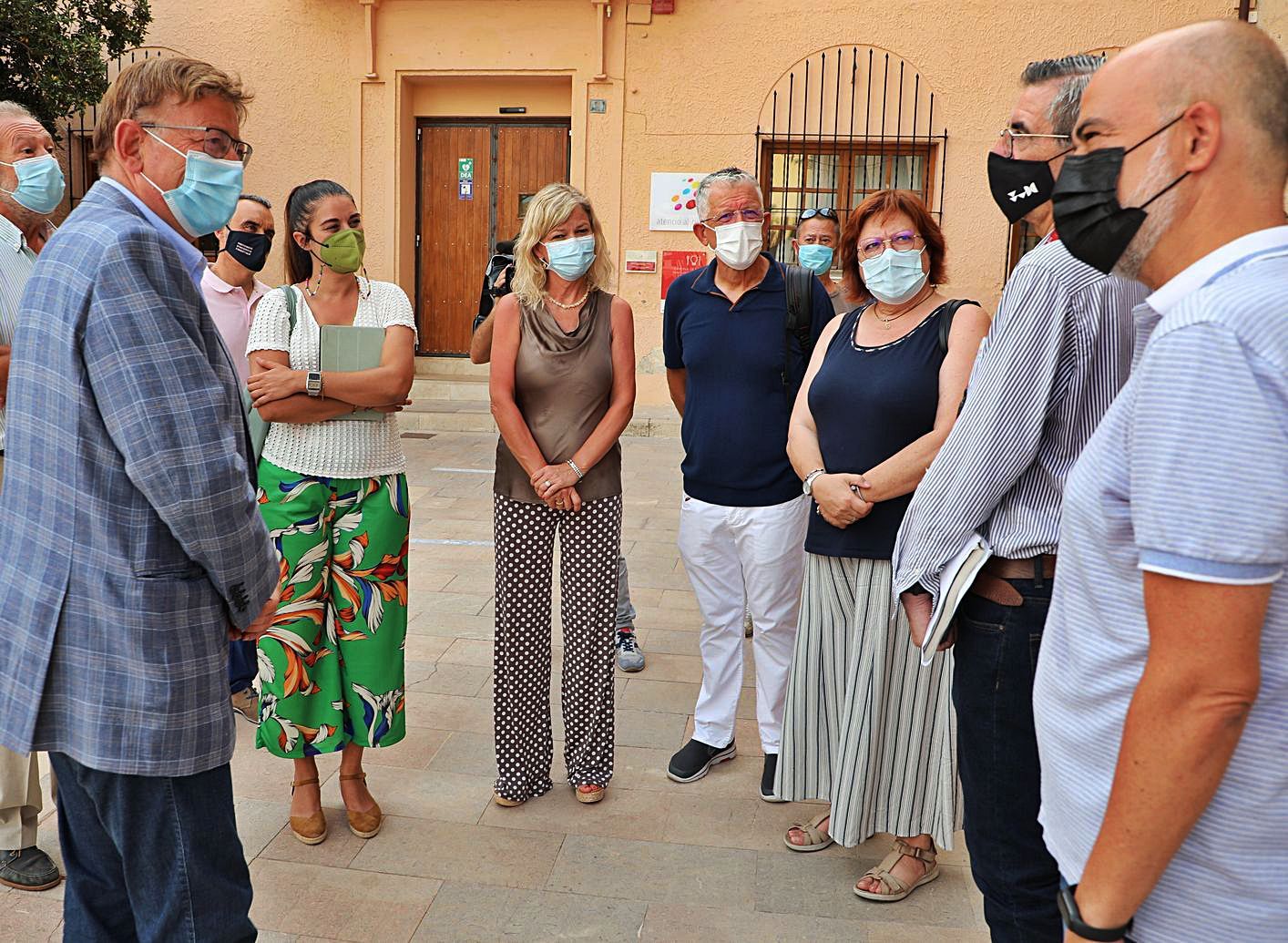 Ximo Puig saluda al equipo de Emergencias antes de reunirse en Dénia. | INFORMACIÓN